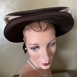 UNWORN 1940s' BROWN/BEIGE STRAW/GROSGRAIN OPEN CROWN SQUARE SHAPE HAT